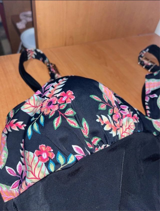 Costume da bagno nero con fiori