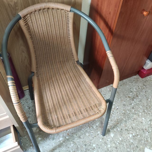 Silla de mimbre y metal