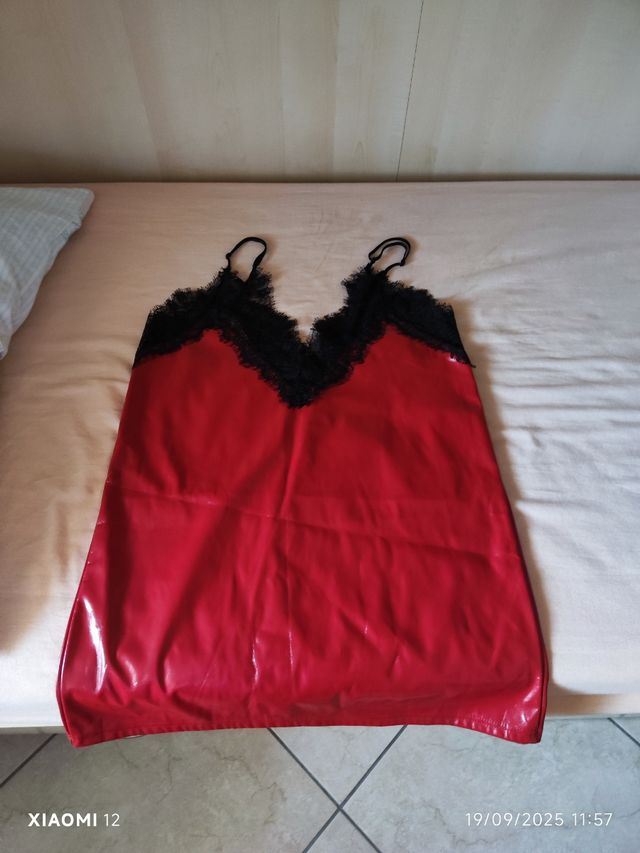 Canotta curvy in pizzo rosso e nero