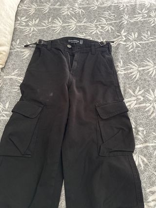 Pantalones cargo Stradivarius negros talla 32