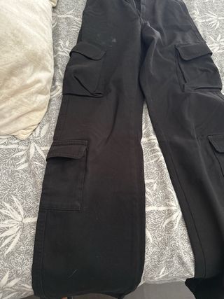 Pantalones cargo Stradivarius negros talla 32