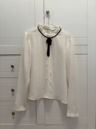 Blusa blanco roto con lazada negra
