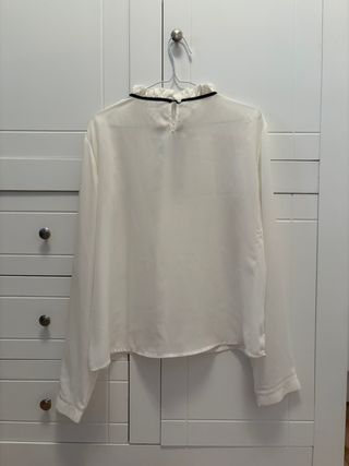 Blusa blanco roto con lazada negra