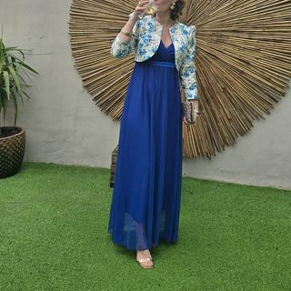 Vestido de fiesta azul para invitada, con torera
