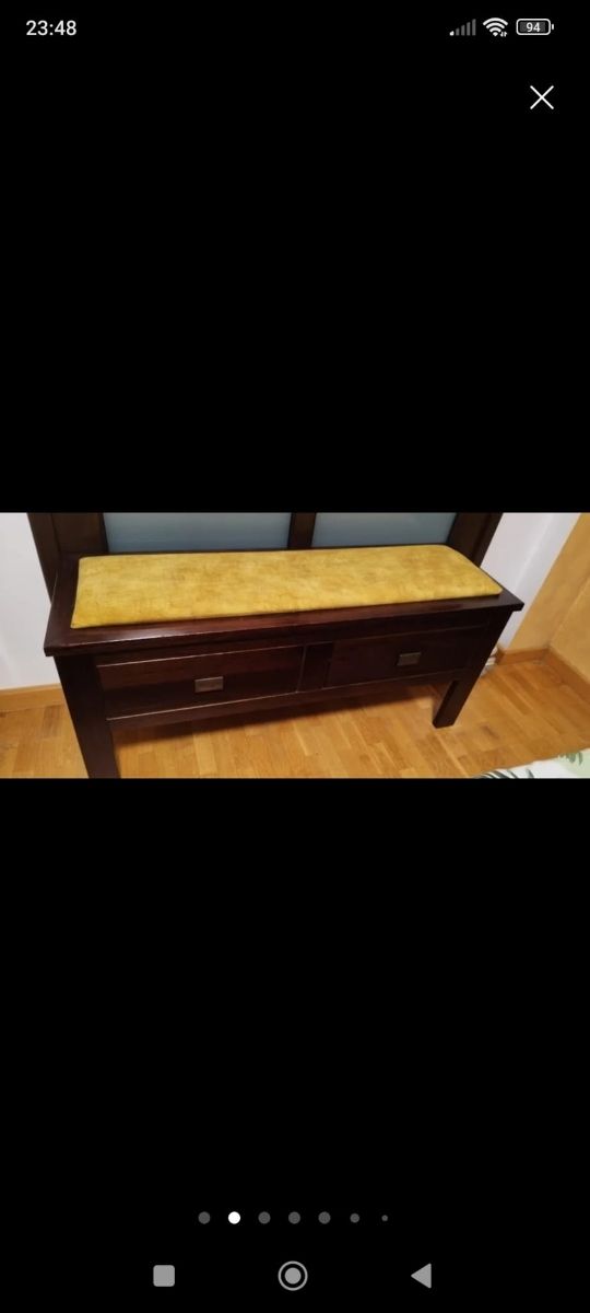 Banco de madera con tapicería de tela