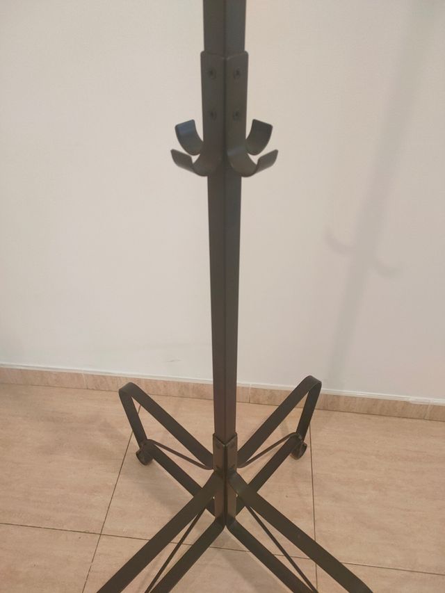 Perchero de pie negro IKEA