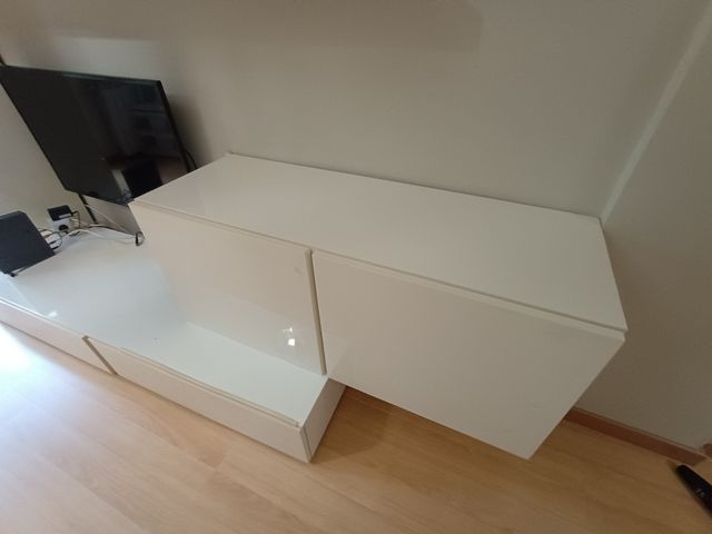 Mueble de salón moderno blanco y negro.