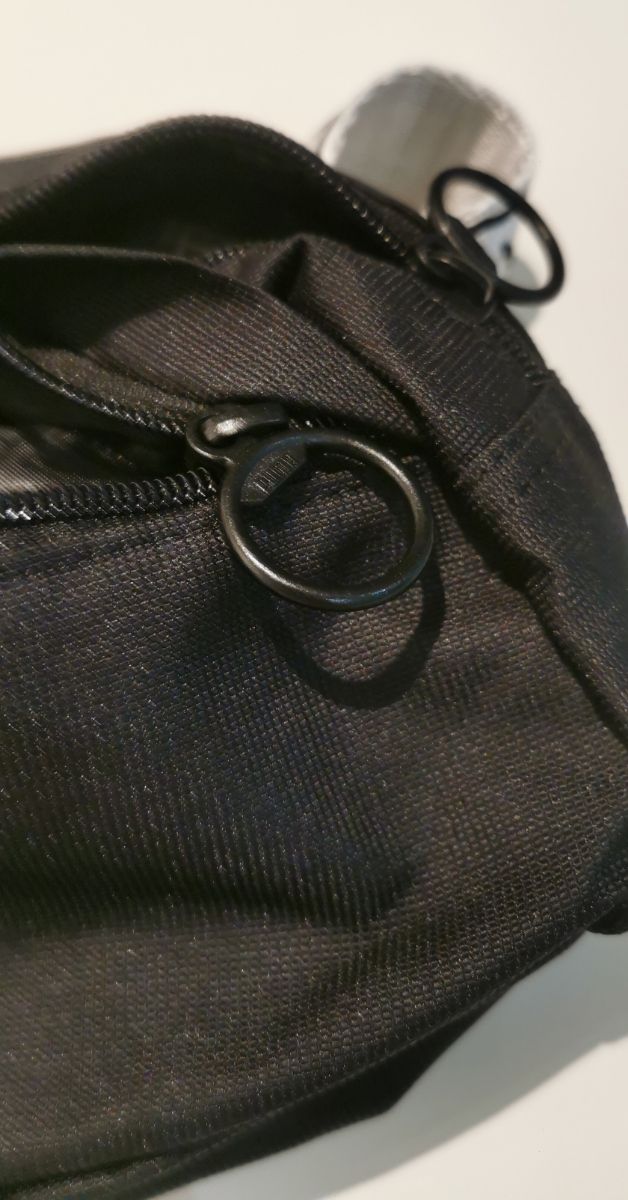 Riñonera Puma Negra con Logo Blanco