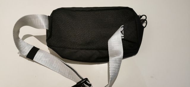 Riñonera Puma Negra con Logo Blanco