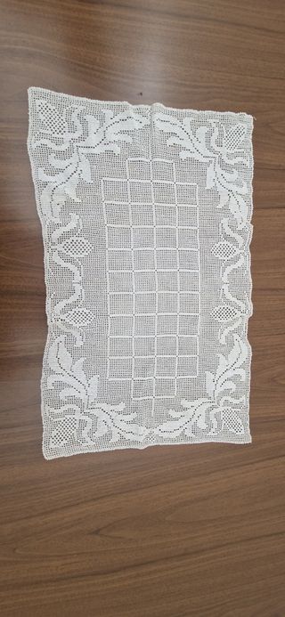 Centrino uncinetto beige e bianco