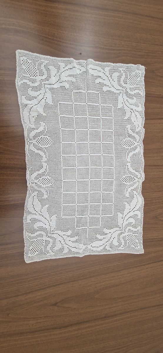 Centrino uncinetto beige e bianco