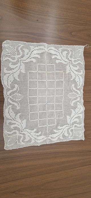 Centrino uncinetto beige e bianco