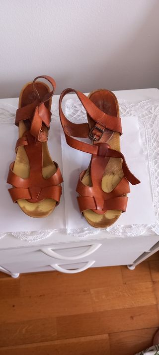 Sandalias de cuero marrones
