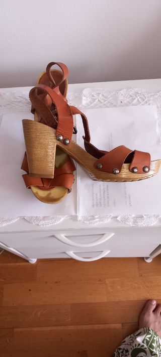 Sandalias de cuero marrones