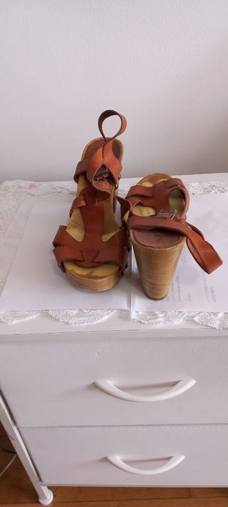 Sandalias de cuero marrones