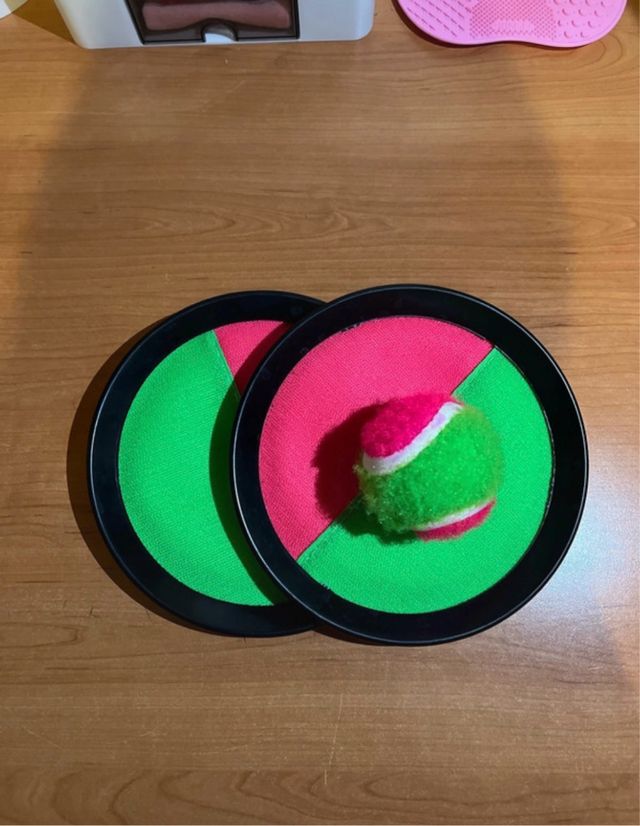 Gioco da spiaggia con racchette e palla