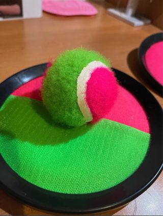 Gioco da spiaggia con racchette e palla