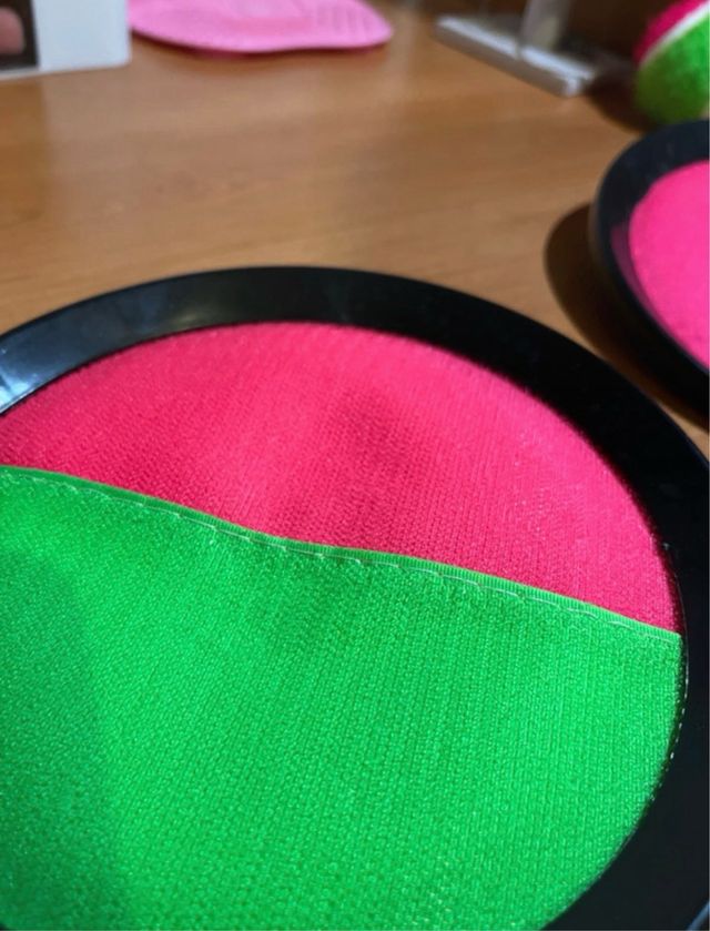 Gioco da spiaggia con racchette e palla