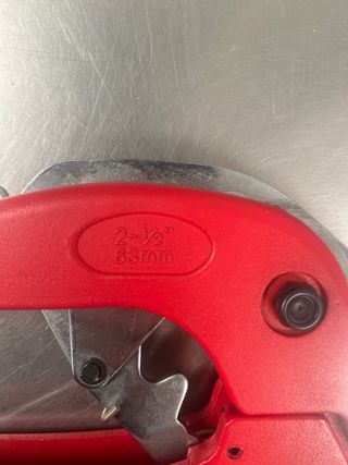 Tijeras cortatubos rojas