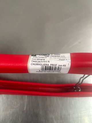Tijeras cortatubos rojas