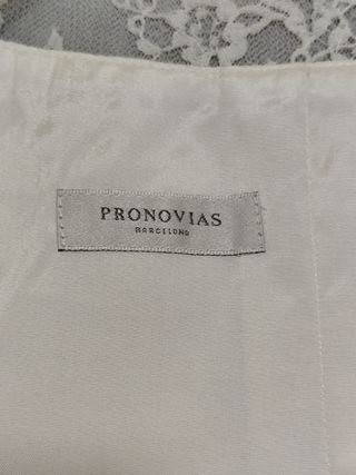 Chaqueta Pronovias encaje pedrería Marfil