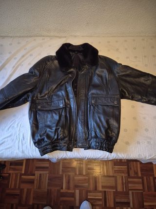 Chaqueta de cuero negra con cuello de pelo