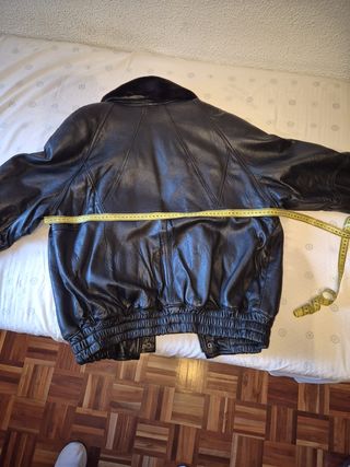 Chaqueta de cuero negra con cuello de pelo