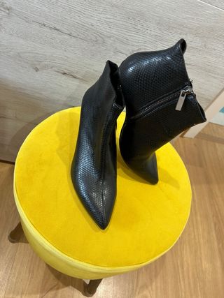 Botines tacón fino piel imitación serpiente