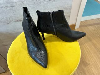 Botines tacón fino piel imitación serpiente