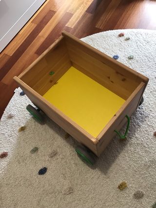Caja de madera para juguetes con ruedas