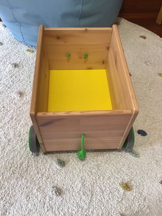Caja de madera para juguetes con ruedas