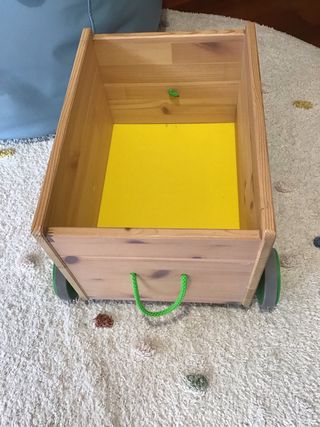 Caja de madera para juguetes con ruedas