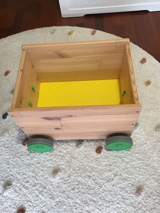 Caja de madera para juguetes con ruedas