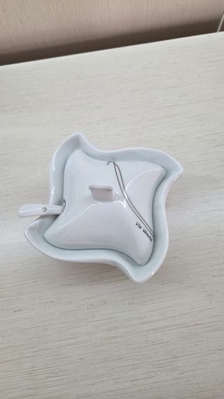 Zuccheriera decorata in porcellana bianca