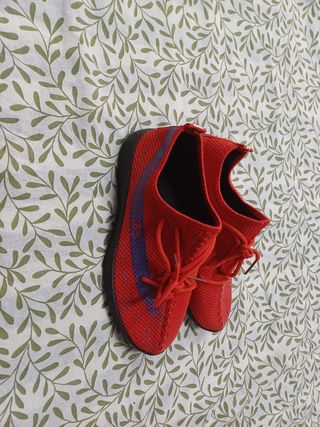 Zapatillas rojas con detalles morados