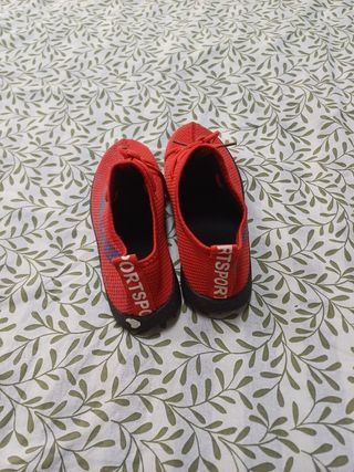 Zapatillas rojas con detalles morados