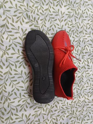 Zapatillas rojas con detalles morados