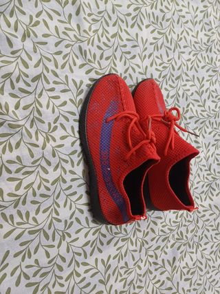 Zapatillas rojas con detalles morados