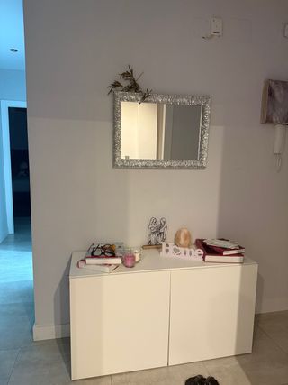 Mueble de entrada blanco con espejo