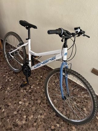 Bicicleta de montaña con marchas +casco 