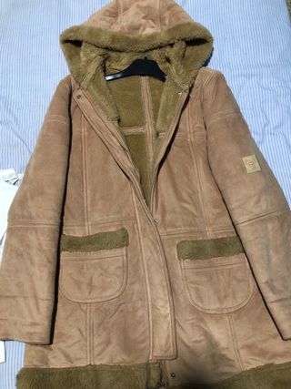 Chaquetón de pelo con gorro marrón