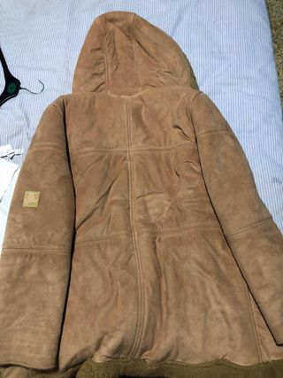 Chaquetón de pelo con gorro marrón