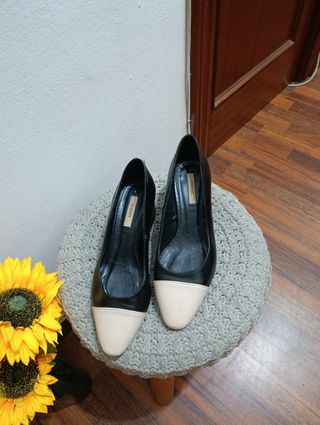 Zapatos Uterqüe Negro y Beige