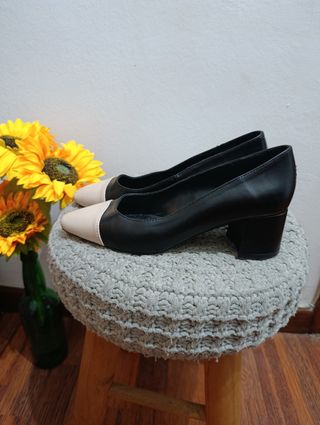 Zapatos Uterqüe Negro y Beige