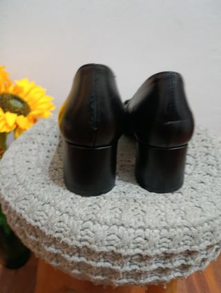 Zapatos Uterqüe Negro y Beige