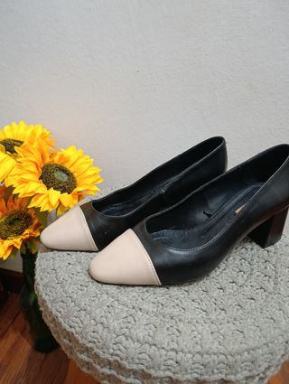 Zapatos Uterqüe Negro y Beige