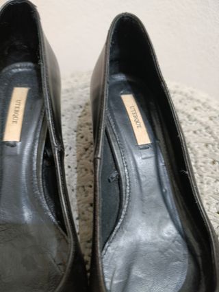 Zapatos Uterqüe Negro y Beige