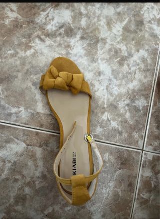 Sandalias Kiabi tacón amarillo