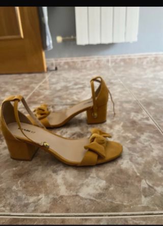 Sandalias Kiabi tacón amarillo