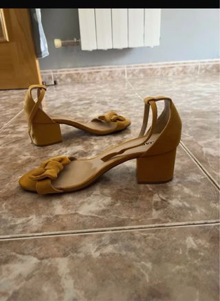 Sandalias Kiabi tacón amarillo